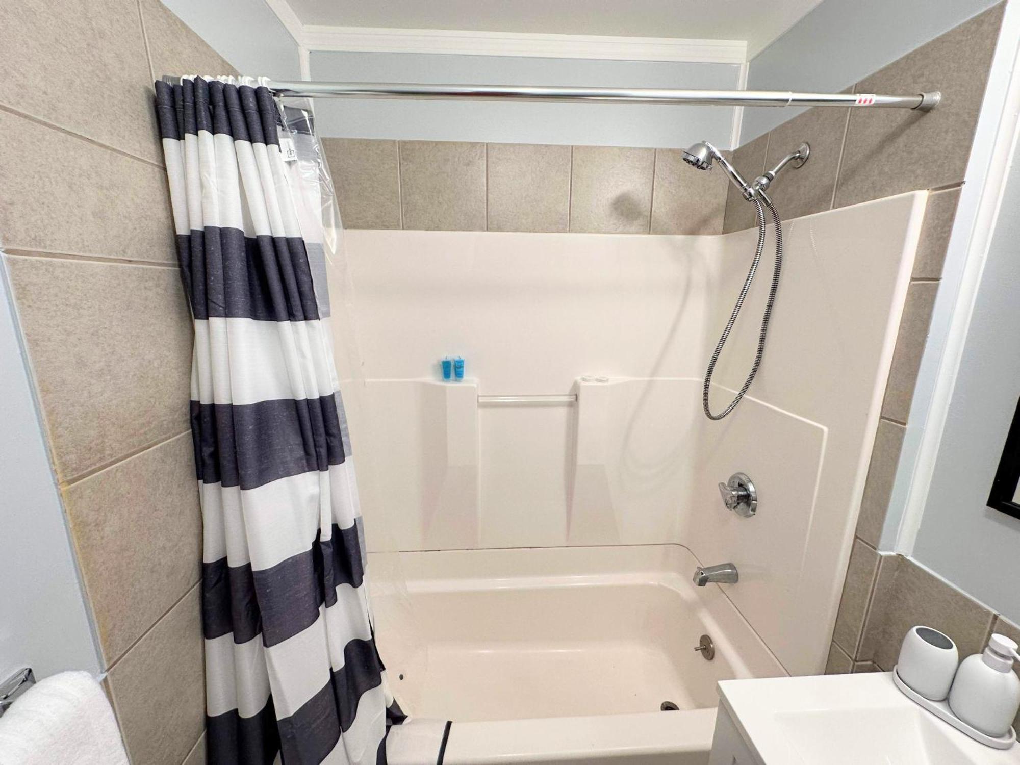 Like 4-Star Hotel, But Cheaper! Pawtucket Dış mekan fotoğraf
